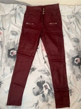 Women's Skinny faux leather Pants in Burgundy